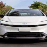 El Toyota Prius Hybrid 2025 sigue siendo el rey de la eficiencia, alcanzando los 24.1 km/L en conducción combinada. Gracias a su motor de 1.8L y un motor eléctrico, la nueva generación del Prius, rediseñada en 2023, destaca tanto por su rendimiento como por su estética mejorada. Este modelo es especialmente eficiente en entornos urbanos, donde el uso frecuente de solo el motor eléctrico permite una gran economía de combustible. Su motor combinado de 140 caballos de fuerza y su plataforma TNGA GA-C lo convierten en un referente de eficiencia para el mercado global.