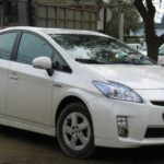 Lanzado en 1997, el Toyota Prius no solo cambió la imagen de los vehículos híbridos, sino que definió una nueva era para los coches más ecológicos. Con su diseño distintivo, el Prius desafió las normas de la industria al priorizar la eficiencia de combustible y la reducción de emisiones sobre la estética tradicional. A pesar del escepticismo inicial, su éxito global demostró que el futuro del automóvil era más sostenible. Con el paso de los años, el Prius ha evolucionado hacia un diseño más elegante y con tecnología avanzada, manteniendo su lugar como un ícono de innovación.