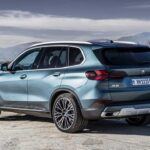 El BMW X5 es conocido por su manejo deportivo y prestigio, pero detrás de su elegante apariencia se esconden numerosos problemas mecánicos. El X5, especialmente los modelos más antiguos, presenta problemas comunes como fugas de aceite, fallos en la suspensión neumática y frecuentes averías electrónicas. Los costos de reparación pueden ser extremadamente altos, y obtener piezas a buen precio no es fácil. Con una alta complejidad en sus sistemas, el X5 se convierte en un pozo sin fondo para los propietarios una vez que la garantía expira. Para quienes buscan un SUV de lujo sin complicaciones, este modelo no es la mejor opción.