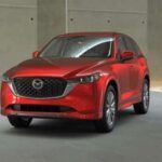 El Mazda CX-50 Hybrid 2025 combina una estética elegante con un consumo medio de 38 MPG combinados, convirtiéndose en una alternativa ideal para quienes no quieren renunciar al estilo ni a la eficiencia. Mazda ha sabido equilibrar dinamismo y ahorro de combustible en un SUV que gana cada vez más adeptos en Europa y EE. UU.