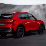 El Mazda CX-5 es un crossover compacto que destaca por su manejo ágil y respuesta inmediata, comparable incluso con transmisiones de doble embrague de alta gama. Sin embargo, al estar ensamblado en Japón y utilizar un 90 % de piezas japonesas, no hay planes de producirlo en EE. UU., lo que pone en peligro su disponibilidad en el país. Mazda podría compensar con otros modelos como el CX-50 y el CX-30, pero el CX-5 sigue siendo un favorito que corre riesgo.