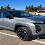 El Chevrolet Equinox ha ganado popularidad como uno de los SUV medianos más confiables. Con una conducción cómoda, buen rendimiento de combustible y abundantes características de seguridad, es ideal para aquellos que buscan un viaje tranquilo en su jubilación. Aunque no es un modelo llamativo, ofrece todo lo necesario para mantenerte en movimiento sin complicaciones.