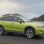 El Subaru XV Crosstrek Híbrido fue un intento del fabricante japonés de incursionar en el mundo de los híbridos con un modelo todoterreno. Introducido en 2014, este híbrido combinaba el tradicional motor bóxer de Subaru con un sistema híbrido modesto. Sin embargo, el aumento de eficiencia no fue tan impresionante como se esperaba, y los propietarios notaron una reducción en la autonomía debido a la inclusión de una batería más pequeña y un tanque de gasolina más limitado. A pesar de sus fortalezas off-road y tracción total, el XV Crosstrek híbrido nunca pudo competir con modelos más refinados del mercado, por lo que pasó al olvido tras unos pocos años.