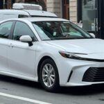El Toyota Camry es uno de los sedanes más fiables y populares del mercado, ideal para viajes largos. Con una trayectoria que respalda su fiabilidad, el Camry está diseñado para recorrer cientos de miles de kilómetros con un mantenimiento mínimo. Su motor de cuatro cilindros de 2.5 litros ofrece un equilibrio perfecto entre potencia y eficiencia, superando los 48 km/l en carretera. La suspensión del Camry es ideal para suavizar baches y asegurar una conducción cómoda. Además, su interior espacioso, con tecnología avanzada como el control de crucero adaptativo, garantiza comodidad y seguridad en largos trayectos. Si buscas fiabilidad y confort, el Camry es la opción perfecta.