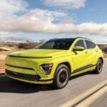 El Hyundai Kona Electric se lleva la corona como el coche eléctrico más seguro de 2025, con una calificación perfecta de 100/100 en seguridad. De las más de 429,000 unidades vendidas, solo se registraron 2 accidentes, lo que equivale a una tasa asombrosamente baja de 0.05 incidentes por cada 10,000 coches. Este nivel de seguridad en condiciones del mundo real no tiene comparación con ningún otro EV en el estudio.
