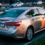 El Toyota Avalon es un coche que muchos pasan por alto, pero su fiabilidad es legendaria. Con una posibilidad del 33.1% de llegar a los 400,000 kilómetros, el Avalon es una joya en la línea de Toyota, ofreciendo durabilidad a nivel de lujo a un precio accesible.

Este sedán de tamaño completo está equipado con un motor V6 de 3.5L, el mismo que se encuentra en modelos más caros de la marca. Con un rendimiento refinado y un mantenimiento mínimo, el Avalon no solo es cómodo y silencioso, sino que también es uno de los vehículos más duraderos del mercado. Su suspensión y estructura bien construida le permiten resistir el paso del tiempo con facilidad.