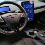 A pesar de sus esfuerzos por mejorar la tecnología, Ford sigue estando por detrás de competidores clave en cuanto a características tecnológicas. Por ejemplo, el Ford Mustang Mach-E, que debutó como su SUV eléctrico insignia, carecía de una función crucial: la capacidad de actualizaciones de software vía aire, algo que muchos de sus competidores ya ofrecían.
