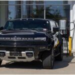 El GMC Hummer EV SUV es una opción sobresaliente para quienes buscan un vehículo eléctrico con capacidad off-road y una impresionante autonomía. Con un rango de hasta 314 millas (505 km), este SUV está diseñado tanto para terrenos difíciles como para viajes largos por carretera. Su aceleración de 0 a 60 mph en solo 3.5 segundos lo convierte en un vehículo emocionante de conducir. Además, cuenta con una capacidad de carga rápida, lo que permite una recarga eficiente durante los viajes largos. El interior del Hummer EV SUV está cuidadosamente diseñado con materiales premium, ofreciendo comodidad para los pasajeros mientras disfrutan de sus aventuras en la naturaleza. Con su gran distancia al suelo y capacidades todo terreno, es perfecto para quienes buscan explorar nuevos destinos sin renunciar a la comodidad y la potencia.