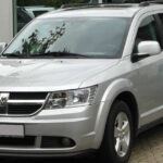 El Dodge Journey, aunque económico, sufre por un diseño anticuado y la ausencia de características modernas. Su rendimiento y calificaciones de seguridad quedan por detrás de competidores más recientes, lo que impacta negativamente en su valor de reventa. A medida que llegan modelos más avanzados, el atractivo del Journey disminuye, y los compradores podrían buscar alternativas con mayor longevidad.