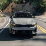 Precio base: $27,390

El Kia K5 2026 ha mejorado considerablemente en comparación con los modelos anteriores, recibiendo una calificación de 7.9 sobre 10 de parte de los expertos de Edmunds. Con un motor turboalimentado disponible en la versión GT, ofrece una conducción más dinámica y potente. Aunque los modelos 2023, 2024 y 2025 tuvieron algunos problemas menores con el trim de las ventanas, no hay evidencia de que este problema afecte al modelo 2026. Con su combinación de tecnología avanzada, un diseño moderno y una fiabilidad comprobada, el K5 sigue siendo una opción muy atractiva.

Puntos a favor: Motor turbo, excelente relación calidad-precio.
Puntos en contra: Poca diferencia en la calidad de los acabados en algunas versiones.
