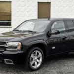 El Chevrolet TrailBlazer SS lucía la insignia “SS” que prometía músculo y rendimiento. Aunque era rápido, su conducción era áspera y su consumo de combustible elevado. Lo que en su día se percibía como un vehículo atrevido y potente, hoy se ve como un experimento de nicho que no logró consolidar respeto a largo plazo.

Destacado: potente pero poco refinado, ya no impresiona como antes.