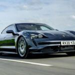 El Porsche Taycan es, sin duda, uno de los vehículos eléctricos más emocionantes jamás fabricados. Su llegada al mercado significó un antes y un después para los coches eléctricos de alto rendimiento. Con una estética que se inspira en los deportivos de Porsche, como el 911, pero con tecnología totalmente eléctrica, el Taycan ha conquistado tanto a los puristas de la marca como a los entusiastas de la tecnología. Su rendimiento, con versiones que superan los 600 caballos de fuerza, y su excepcional manejo lo han convertido en una referencia.

Destacado: Su combinación de lujo, rendimiento y manejo hace que el Taycan sea un futuro clásico de alto rendimiento.