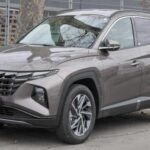 El Hyundai Tucson ha sido un modelo popular a lo largo de los años, pero ha sufrido de varios problemas recurrentes, especialmente relacionados con el motor y la transmisión. Aunque el modelo ha mejorado en los últimos años, algunas de estas fallas datan de 2011 y siguen afectando a las versiones más recientes. La marca ha trabajado para solucionar estos inconvenientes, pero aún hay cierto escepticismo sobre su fiabilidad a largo plazo. Si buscas un SUV compacto sin tantos problemas históricos, otros modelos como el Hyundai Kona pueden ser una opción más segura.

Destacado: La confiabilidad del Tucson sigue siendo una preocupación, con problemas persistentes que podrían afectar tu experiencia de compra.
