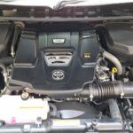 Hablar de fiabilidad sin mencionar a Toyota sería impensable. Esta marca japonesa es sinónimo de durabilidad, y sus motores han sido una referencia en el mundo de la automoción por su robustez y longevidad. El motor V6 2GR-FE, que equipa modelos como el Highlander y el Rav4, ha sido uno de los más confiables, con más de 15 años en producción y múltiples premios. Además, Toyota sigue apostando por opciones híbridas con motores como el 2.5L híbrido del Camry, el cual ha sido aclamado por su eficiencia y fiabilidad. La marca es conocida por tener una tasa de fallos muy baja en sus motores, incluso en los modelos más asequibles.

Destacado: El V6 2GR-FE y el motor híbrido de 2.5L del Camry son ejemplos destacados de la fiabilidad que Toyota ofrece en sus motores.