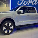 La Ford F-150 es uno de los modelos más vendidos de camionetas en América, pero no está exento de problemas. Los mecánicos frecuentemente reportan fallos en el motor, lo que puede llevar a reparaciones costosas. Además, las frenadas problemáticas también son una preocupación recurrente, lo que podría poner en riesgo la seguridad. A pesar de su popularidad, el costo de mantenimiento de este modelo puede ser alto debido a estos problemas.

Razón para evitarla: Problemas recurrentes en el motor y los frenos que pueden resultar en reparaciones caras.