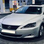 El Lexus IS 250 2007 era un coche que se promocionaba como una opción asequible dentro del segmento de lujo. Sin embargo, aunque no se trataba de un mal coche, sus características no lo hicieron destacar en comparación con otros competidores del mercado. Lexus, aunque ofrece una buena fiabilidad, a menudo se queda atrás en cuanto a innovación y prestaciones frente a marcas como BMW o Audi. Este modelo en particular parecía más una opción económica de lujo que una auténtica joya premium.

Lo que engaña: La falta de diferencia palpable respecto a modelos más asequibles, lo que hace cuestionar si realmente está ofreciendo la experiencia de lujo que promete.