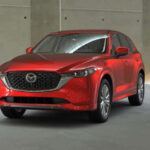 El Mazda CX-50 Hybrid es una excelente opción para quienes buscan un SUV híbrido que combine eficiencia con un diseño atractivo. Con un impresionante rendimiento de 38 MPG combinado, este modelo es ideal para aquellos que no quieren sacrificar estilo por eficiencia. El CX-50 es perfecto tanto para viajes largos como para el día a día, gracias a su tecnología avanzada, su interior espacioso y su rendimiento excepcional de combustible. Además, ofrece una experiencia de conducción dinámica, típica de la marca Mazda, conocida por su enfoque en la conducción placentera.