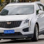 El Cadillac XT5 es un SUV de lujo que, a pesar de su elegante diseño y su cómoda conducción, experimenta una de las depreciaciones más rápidas en el mercado. En solo cinco años, el XT5 puede perder hasta el 50% de su valor. Esta rápida depreciación se debe a los altos costos de propiedad, como el mantenimiento y los seguros, junto con la feroz competencia en el mercado de los SUVs de lujo. Aunque ofrece una experiencia de manejo placentera, los compradores deben estar preparados para una menor retención de valor a largo plazo.