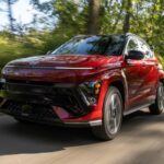 El renovado Hyundai Kona aparece como una de las opciones más equilibradas del mercado. Con un precio que parte de 24.550 dólares, este SUV compacto ofrece un interior muy espacioso para su tamaño, tracción total disponible en todas las versiones y un completo paquete tecnológico de serie. Según Edmunds, con su calificación de 8,5/10, es ideal tanto para familias jóvenes como para quienes buscan un SUV urbano con buena eficiencia, entre 26 y 31 mpg.