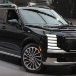 El Hyundai Palisade 2026 llega con una renovación significativa, destacando por su mayor tamaño y mejoras en su interior, que ahora ofrece más comodidad y tecnología avanzada. Un nuevo modelo híbrido de 329 caballos de fuerza se une a la gama, ofreciendo una autonomía de hasta 620 millas y más de 30 mpg de eficiencia de combustible. Este SUV de tres filas conserva su capacidad de remolque de 5,000 libras, ideal para familias y aventureros. El diseño agresivo, con una parrilla frontal audaz y luces diurnas únicas, lo sitúan como un competidor formidable en el segmento de los SUV de lujo.