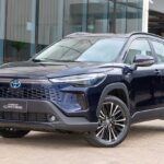 Precio sugerido: $23,635

El Toyota Corolla Híbrido 2025 es una opción insuperable para aquellos que buscan fiabilidad y bajo mantenimiento. Con una gran eficiencia de combustible (51 mpg en ciudad y 53 mpg en carretera) y tecnología avanzada, es ideal para jubilados que necesitan un coche económico para las tareas diarias y los viajes largos. El Corolla siempre ha sido sinónimo de fiabilidad, y su versión híbrida de 2025 no es la excepción.

Además, cuenta con una gran visibilidad y características de seguridad de serie, lo que lo convierte en una opción segura para los conductores mayores. Su motor de 138 caballos de fuerza y el sistema Toyota Safety Sense 3.0 garantizan un viaje cómodo y seguro. Es la opción perfecta si buscas durabilidad y economía en un solo paquete.