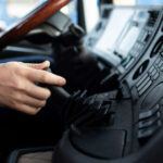 Las transmisiones manuales están desapareciendo de los camiones modernos, lo cual es una decepción para muchos conductores apasionados. Aunque las transmisiones automáticas son más convenientes, las manuales brindan un control superior al conducir, especialmente en condiciones difíciles, como subidas empinadas o caminos resbaladizos.

Para aquellos que utilizan sus camiones principalmente para trabajar o en terrenos complicados, la falta de opción manual puede ser un punto de ruptura. La ausencia de esta opción limita la versatilidad de los camiones, haciéndolos menos atractivos para un público que valora el control y la conexión directa con el vehículo.