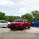 El Toyota Corolla Híbrido 2025 es una opción eficiente en cuanto a combustible, pero muchos propietarios han lamentado pagar más de lo esperado. Según Consumer Reports, el modelo SE AWD se vende por un $4% por encima de su precio de venta sugerido por el fabricante (MSRP), lo que eleva el precio promedio a $28,676, es decir, $1,011 más de lo que se esperaba.

Aunque el Corolla Híbrido es conocido por su excelente ahorro de combustible (47 MPG combinado en su versión de tracción delantera), la falta de emoción en su manejo y el precio elevado para lo que ofrece ha dejado a algunos compradores insatisfechos. Si prefieres un híbrido más asequible, el modelo Hybrid LE parece una opción mejor con un precio de alrededor de $24,409.