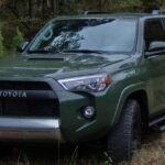 El Toyota 4Runner es sinónimo de fiabilidad. Gracias a su robusto diseño body-on-frame y una mecánica simple y efectiva, este SUV es uno de los más resistentes y duraderos del mercado. Según iSeeCars, el 4Runner tiene una impresionante tasa de 4.1% de unidades que superan los 200,000 millas, lo que demuestra su longevidad.

A lo largo de los años, el 4Runner ha sido un favorito entre los entusiastas del off-road. Con su potente motor, tracción en las cuatro ruedas y una construcción resistente, no hay terreno que se le resista. Si buscas un SUV que dure años y años, el 4Runner es una elección sólida que no te defraudará.
