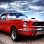 El Ford Mustang es un ícono estadounidense, pero su poderosa presencia en la carretera ha llevado a muchos a asociarlo con conductores imprudentes. Si bien la marca Mustang es sinónimo de rendimiento, algunos propietarios caen en la tentación de realizar maniobras espectaculares, como quemados de rueda y aceleraciones dramáticas en lugares inapropiados. Estos comportamientos han alimentado el estereotipo de que los conductores de Mustangs son personas con exceso de confianza y propensas a realizar maniobras peligrosas para llamar la atención.

A pesar de este estigma, muchos propietarios conducen con responsabilidad y disfrutan del Mustang por su rendimiento y fiabilidad. Sin embargo, las acciones de unos pocos han contribuido a su mala reputación, especialmente en videos virales de eventos automovilísticos. Es importante recordar que no todos los conductores de Mustangs comparten este comportamiento arriesgado.