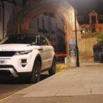 El Evoque es un icono de diseño y lujo británico, pero su reputación se ve empañada por graves problemas de fiabilidad. Fallos eléctricos recurrentes, sistemas start-stop inseguros y averías en la transmisión han llevado a muchos propietarios a pasar más tiempo en el taller que en la carretera. Incluso Land Rover ha reconocido sus desafíos de calidad. En un segmento premium, tanta inconsistencia lo convierte en una compra arriesgada.