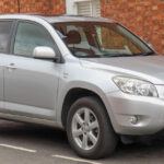 El Toyota RAV4 ha sido durante años uno de los SUVs más confiables del mercado. Si bien encontrar modelos de 2001 a 2010 por menos de $5,000 es posible, debes tener en cuenta que algunos años, como los de 2004-2005, tuvieron problemas con los airbags Takata, lo que aumenta el riesgo en estos vehículos. Sin embargo, si te decantas por un modelo más reciente o bien revisado, el RAV4 es una excelente opción en términos de fiabilidad y durabilidad.

La reputación de Toyota y la calidad de fabricación se reflejan en el RAV4, ya que incluso los modelos más antiguos tienen un excelente rendimiento en carretera y una vida útil larga. Su motor y transmisión son reconocidos por su resistencia, y es uno de los pocos SUVs que puede superar los 300,000 km con el mantenimiento adecuado.