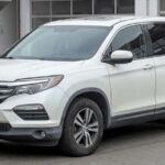 El Honda Pilot siempre ha sido uno de los SUV más recomendados para familias, y ahora da el salto a la electrificación con su primera versión 100% eléctrica. Este nuevo modelo promete mantener la comodidad y fiabilidad que lo han convertido en un éxito, pero con un enfoque más sostenible.

Honda está desplegando una fuerte estrategia de electrificación, y el Pilot EV se convierte en una pieza clave. Su objetivo será ofrecer eficiencia energética, cero emisiones y tecnología avanzada, consolidando la apuesta de la marca por un futuro más verde.