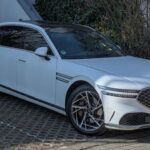 El Genesis G90 es un claro ejemplo de cómo una marca emergente puede plantar cara a gigantes como Mercedes o BMW. Su motor V6 de 3.5 litros, disponible también en variante biturbo, garantiza potencia de sobra, mientras que en su interior presume de cuero Nappa y una pantalla táctil de 12,3 pulgadas. Lo mejor: su precio es mucho más competitivo que el de sus rivales directos, ofreciendo una relación calidad-precio difícil de igualar en el segmento.