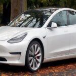 Con un precio que oscila entre 44.130 y 56.630 dólares, el Tesla Model 3 es considerado por muchos como el mejor eléctrico de su categoría. Su estilo futurista, la autonomía de su batería y su avanzado sistema electrónico lo convierten en referente. La vida útil de sus baterías, estimada entre 15 y 20 años, lo posiciona como una compra inteligente.