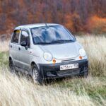 El Chevy Matiz, rebranding del Daewoo Matiz, fue uno de los primeros ejemplos de GM aprovechando la adquisición de Daewoo. Su versión más moderna, el Chevy Spark, incorporó motores Suzuki F3C antes de pasar a los motores de GM Korea. Esta combinación de marcas muestra un periodo único de colaboración internacional y rebranding.