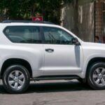 Seleccionar un coche que no se adapte a tus necesidades diarias es un error habitual. Un compacto puede ser perfecto para la ciudad, pero insuficiente para familias o viajes con mucho equipaje. Por otro lado, un SUV grande ofrece espacio, pero complica el aparcamiento y aumenta el consumo de combustible. Evaluar tu estilo de vida antes de decidir es clave para evitar frustraciones.