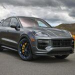 El Porsche Cayenne es un SUV precioso y potente, pero las facturas de mantenimiento son dolorosas.
“La combinación de piezas de alto rendimiento y los altos costes de mano de obra resultan en un mantenimiento costoso”, explica Alan Gelfand, mecánico de automóviles. Reparaciones de frenos, tuberías de refrigeración y ejes de transmisión pueden disparar el presupuesto. Consumer Reports coloca a Porsche como la segunda marca más cara de mantener, solo por detrás de Land Rover.