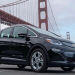 El Chevrolet Bolt EV destacó en 2022 por su autonomía y un precio más asequible frente a rivales directos. Sin embargo, sufre una caída de valor muy pronunciada, llegando a perder hasta la mitad de su precio inicial en apenas doce meses. La razón está en la feroz competencia del mercado y la rapidez con la que aparecen versiones más modernas.