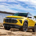 Precio inicial: $23,100

El Chevrolet Trailblazer 2025 es una opción que desafía la idea preconcebida de los SUV económicos. Con un precio competitivo, esta SUV destaca por su estilo moderno y espacioso interior, ideal para quienes buscan un vehículo que combine comodidad y funcionalidad. Su diseño actualizado le da una apariencia más fresca y elegante, con un interior sorprendentemente amplio y tecnología de serie como sistemas de asistencia al conductor. Aunque no es un SUV de alto rendimiento, su manejo ágil y su sistema de suspensión cómodo hacen que sea ideal para la conducción diaria y viajes urbanos.

Con suficiente espacio de carga y una buena eficiencia de combustible, el Trailblazer es perfecto para quienes buscan un SUV que se adapte tanto a la ciudad como a la carretera. A pesar de su precio accesible, no se siente barato, y su diseño compacto lo hace perfecto para el tráfico y los estacionamientos estrechos.