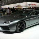 Una lista de marcas de lujo no estaría completa sin mencionar a Lamborghini, un símbolo de poder y velocidad. El Aventador y el Huracán son ejemplos icónicos de la ingeniería de alta gama, con líneas agudas, formas aerodinámicas y, por supuesto, sus famosas puertas de tijera. Equipados con motores V12 o V10, estos coches alcanzan velocidades superiores a las 200 millas por hora (320 km/h), y alcanzan los 0-60 mph en menos de 3 segundos.

Lamborghini no solo se enfoca en el rendimiento, sino también en un diseño impresionante y exclusivo que combina lujo con adrenalina. Cada modelo es un testamento de la ingeniería italiana, ofreciendo no solo velocidad, sino una experiencia inigualable al volante.
