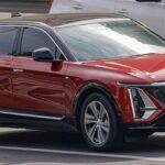 Cadillac ha sido durante años un sinónimo de lujo y confort americano, con vehículos que destacan por su tamaño y tecnología. Aunque la marca ha hecho esfuerzos por ofrecer opciones más accesibles, no se puede ignorar que los costos de mantenimiento de un Cadillac siguen siendo elevados. Los repuestos son más caros que los de la mayoría de los coches nacionales, y la mano de obra también puede ser más cara de lo esperado.

Incluso un Cadillac más económico puede requerir más visitas al mecánico que otros vehículos de la misma gama. Los costos anuales de mantenimiento rondan los $800 o más, dependiendo del modelo, lo que puede hacer que tu billetera se vacíe rápidamente. Si eres un amante de la marca, deberás estar preparado para los gastos adicionales más allá de la compra inicial.