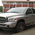 La Ram Heavy Duty es sinónimo de poder, fiabilidad y rendimiento sin igual. Equipadas con el motor Cummins turbodiesel, estas camionetas son famosas por su enorme par motor, su extrema durabilidad y su capacidad para remolcar pesos masivos a lo largo de largas distancias. Los modelos Ram 2500 y 3500 se han ganado una reputación inquebrantable entre quienes necesitan realizar trabajos pesados, ya sea transportando pacas de heno o remolcando remolques en rutas interminables.
La combinación de potencia y robustez de la Ram Heavy Duty la convierte en una de las mejores opciones para quienes necesitan una camioneta que no se rinda ante ningún desafío, ya sea en el campo o en la carretera.