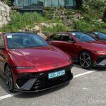 El Ioniq 6 no solo es un coche eléctrico, es una obra maestra de la ingeniería aerodinámica. Con un coeficiente de arrastre (CDR) de 0.206, este vehículo ha logrado una eficiencia de energía que supera a modelos como el Tesla Model 3, cuya cifra es más alta. Esto se debe a su diseño de cabina en forma de cuña y detalles como sus espejos laterales casi integrados y el diseño de las llantas. La optimización de la aerodinámica no solo mejora la eficiencia, sino que también contribuye a la estabilidad a altas velocidades.