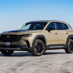 Precio sugerido: $30,300

Para los jubilados que disfrutan de la naturaleza y las escapadas de fin de semana, el Mazda CX-50 2025 es la opción ideal. Este SUV compacto ofrece comodidad y versatilidad tanto para el uso diario como para viajes de aventura. Con un espacioso interior, tecnología avanzada y capacidades todoterreno, el CX-50 es perfecto para aquellos que buscan un vehículo más robusto pero igualmente cómodo.

Aunque su eficiencia de combustible (25 mpg en ciudad y 31 mpg en carretera) no es tan alta como otros modelos, el CX-50 compensa con sus modos de conducción adaptables, incluyendo todoterreno y remolque, lo que lo convierte en una opción versátil. Si te gusta la idea de un SUV que te acompañe en tus viajes, el CX-50 es una excelente elección.
