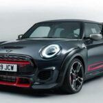 El Mini Cooper destaca por su encanto y agilidad en ciudad, pero sus problemas mecánicos y eléctricos, como fallos en turbo, transmisiones automáticas y techos solares filtrantes, transforman la diversión en un coste elevado. La complejidad de sus sistemas electrónicos exige reparaciones especializadas, lo que convierte a este coche icónico en un vehículo caro de mantener.