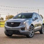 Costos promedio anuales de mantenimiento: $305
La Cadillac XT5 2022 es una de las SUV de lujo más destacadas de Estados Unidos, con un excelente equilibrio entre comodidad, lujo y fiabilidad. Aunque se han reportado algunos problemas con el sistema de combustible, como la obstrucción de los inyectores y fallos en la bomba de combustible, estos son relativamente raros.

El modelo Premium Luxury es el que mejor relación calidad-precio ofrece, con tapicería de cuero, volante calefaccionado y un sistema de carga inalámbrica. Además, el motor V6 y la tracción total ofrecen un excelente rendimiento, ideal para condiciones climáticas adversas y viajes largos.