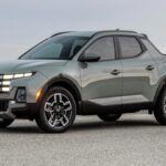 La Hyundai Santa Cruz 2026 destaca no solo por ser una camioneta asequible, sino también por su construcción monocasco, lo que le da una manejabilidad superior en carretera. Fabricada en Estados Unidos, la Santa Cruz es una camioneta compacta que ofrece una excelente combinación de rendimiento y confort.

Aunque su precio ha aumentado levemente para 2026, con $30,995, sigue siendo una opción competitiva. La pantalla táctil de 12.3 pulgadas, las funciones de conectividad inalámbrica y su capacidad de remolque de hasta 3500 libras la convierten en una opción muy atractiva para quienes necesitan un vehículo de trabajo sin sacrificar el estilo y la comodidad.