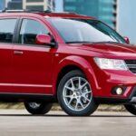 Las marcas Dodge y Chrysler han sido históricamente conocidas por sus potentes motores, pero en los últimos años, los motores V6 de estas marcas han sido responsables de numerosos fallos mecánicos. Pistones y paredes de los cilindros suelen fallar, lo que genera presión excesiva en el cárter, fugas de aceite y la aparición de humo azul en el escape. Modelos como el Town and Country, Pacifica, 300, Charger y Ram 1500 han sido los más afectados.

Este problema ha sido especialmente molesto para los propietarios, ya que la reparación del motor es costosa y la fiabilidad a largo plazo de estos modelos es incierta. Aunque la marca ha trabajado en mejorar la fiabilidad de sus motores, este tipo de fallos sigue siendo recurrente, lo que afecta a la reputación de Dodge y Chrysler.