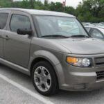 El Honda Element fue un intento de la marca de crear un SUV único, con un diseño de líneas rectas y una caja angular. Aunque la funcionalidad del modelo era excelente, con un interior fácil de limpiar y un espacio amplio, su estética nunca logró atraer al público masivo. Su interior con metal expuesto y las proporciones desajustadas lo hicieron ver como un vehículo más adecuado para usuarios que priorizan lo utilitario en lugar de lo elegante. La marca intentó comercializarlo hacia un público joven, pero su diseño fue visto como un obstáculo más que una ventaja. Al final, el Element desarrolló una base de seguidores de culto, pero nunca alcanzó el éxito comercial generalizado.