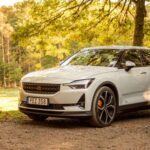 El Polestar 2 se distingue por su elegante diseño escandinavo y su potente sistema de infoentretenimiento impulsado por Google. Sin embargo, glitches de software recurrentes afectan la experiencia del usuario, especialmente con el sistema de control de voz. Además, los modelos de 2021-2022 han sido objeto de recalls debido a problemas con la ECU que afectan los sistemas de energía del vehículo. La capacidad de la batería, que ofrece una autonomía de 270 millas, también se reduce significativamente en climas fríos. Con servicios limitados y largas esperas para obtener citas, este vehículo es ideal solo si te sientes cómodo con posibles inconvenientes.

Consejo: Antes de comprar, realiza pruebas extendidas para evaluar la funcionalidad del sistema Google y las condiciones del vehículo en diferentes climas.